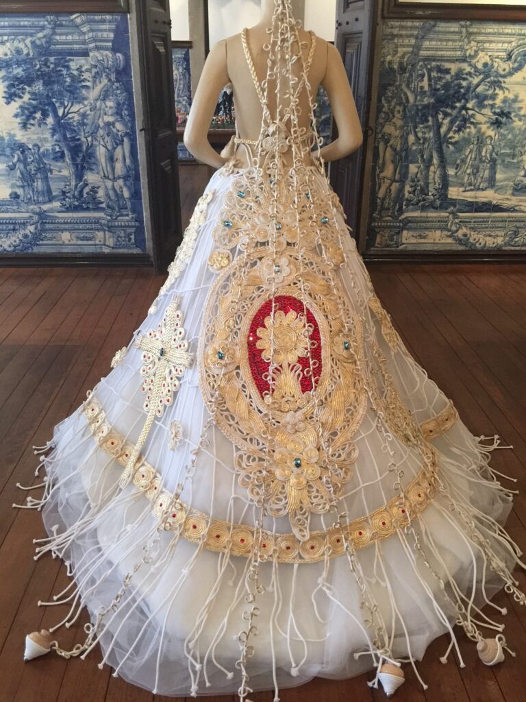 Vestido de Noiva em guita folheada a ouro que recria coração de Viana em exposição na cidade