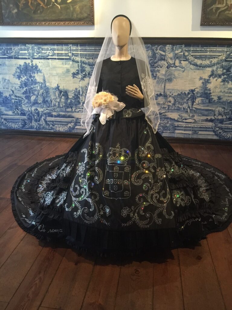 Vestido de Noiva em guita folheada a ouro que recria coração de Viana em exposição na cidade