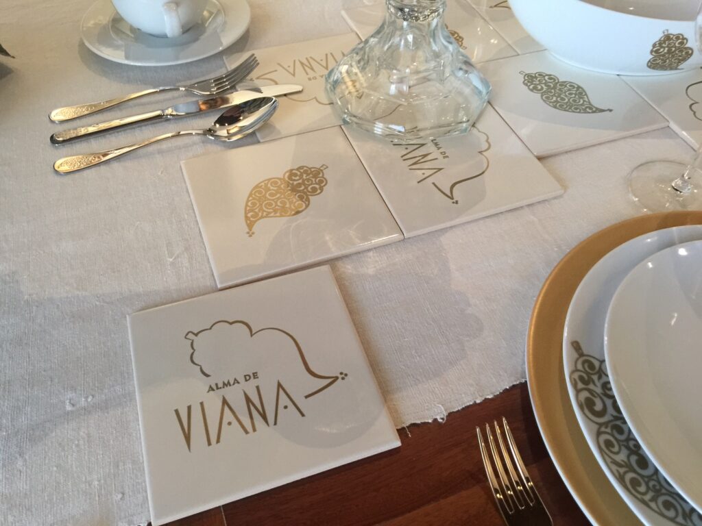 Vestido de Noiva em guita folheada a ouro que recria coração de Viana em exposição na cidade