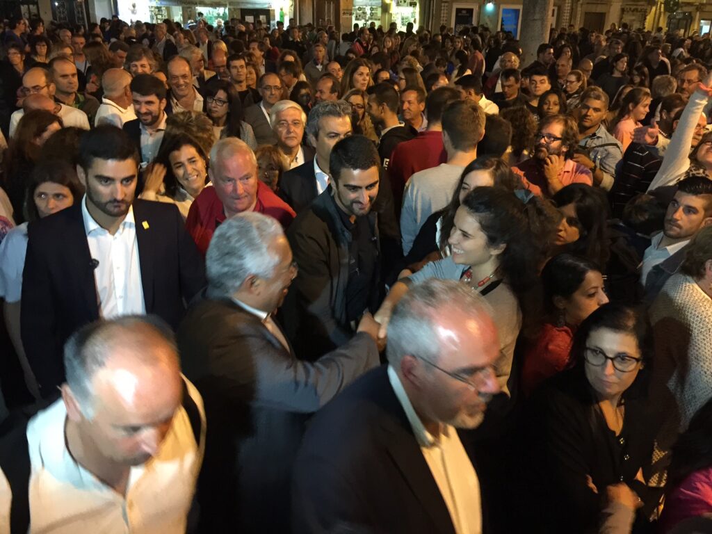 Anrtónio Costa ajuda a fazer tapetes, tira selfies e distribui beijos e abraços na Ribeira de Viana