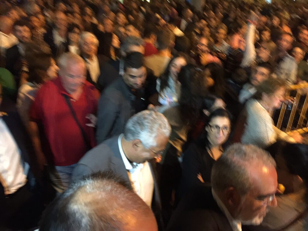 Anrtónio Costa ajuda a fazer tapetes, tira selfies e distribui beijos e abraços na Ribeira de Viana