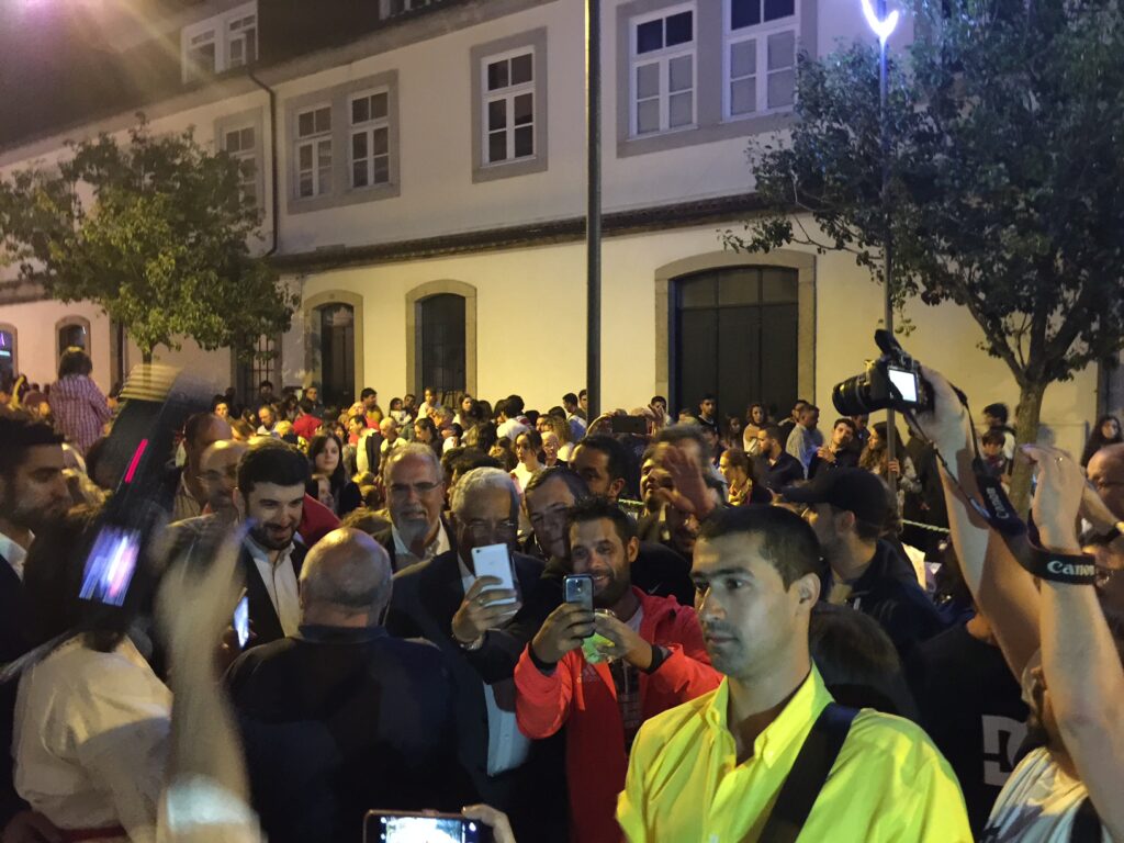 Anrtónio Costa ajuda a fazer tapetes, tira selfies e distribui beijos e abraços na Ribeira de Viana