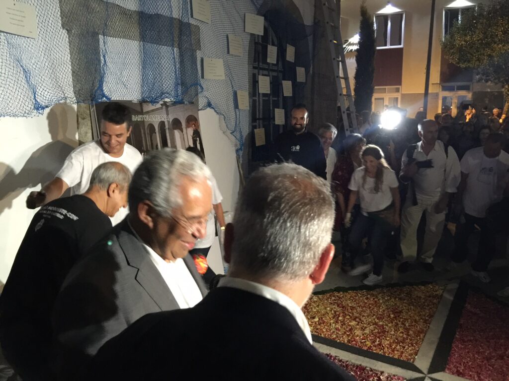 Anrtónio Costa ajuda a fazer tapetes, tira selfies e distribui beijos e abraços na Ribeira de Viana