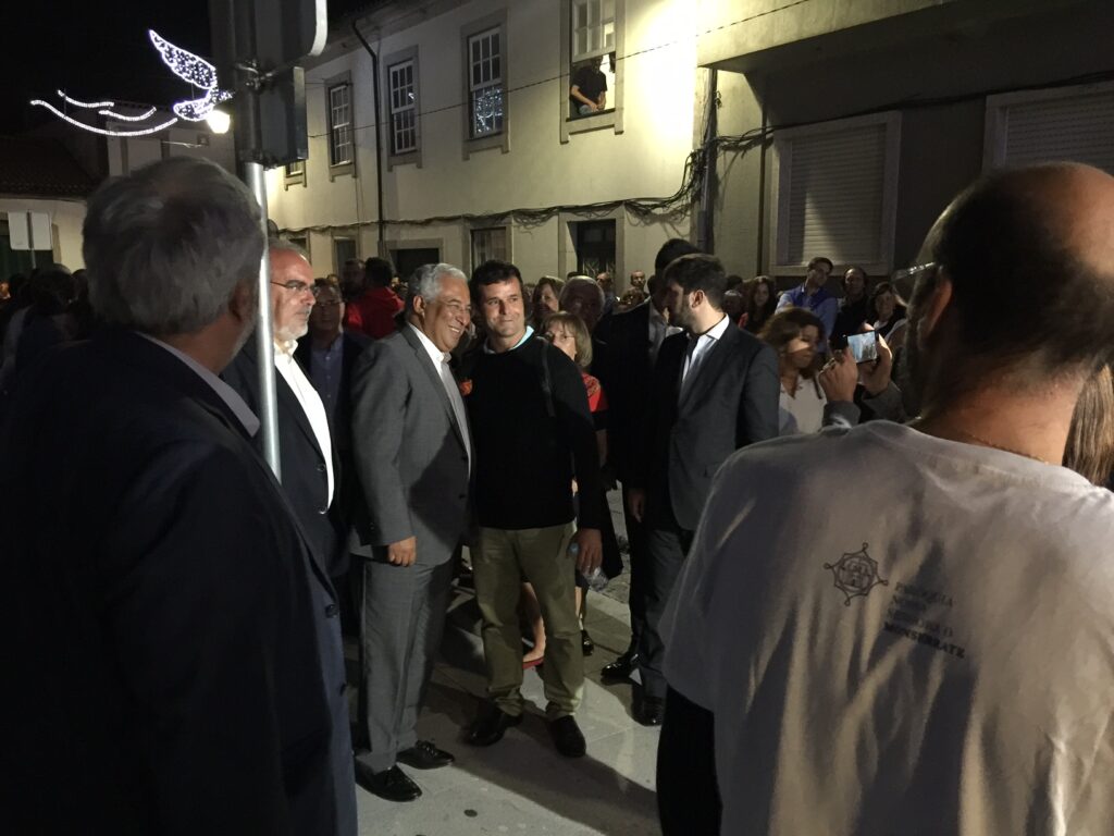 Anrtónio Costa ajuda a fazer tapetes, tira selfies e distribui beijos e abraços na Ribeira de Viana