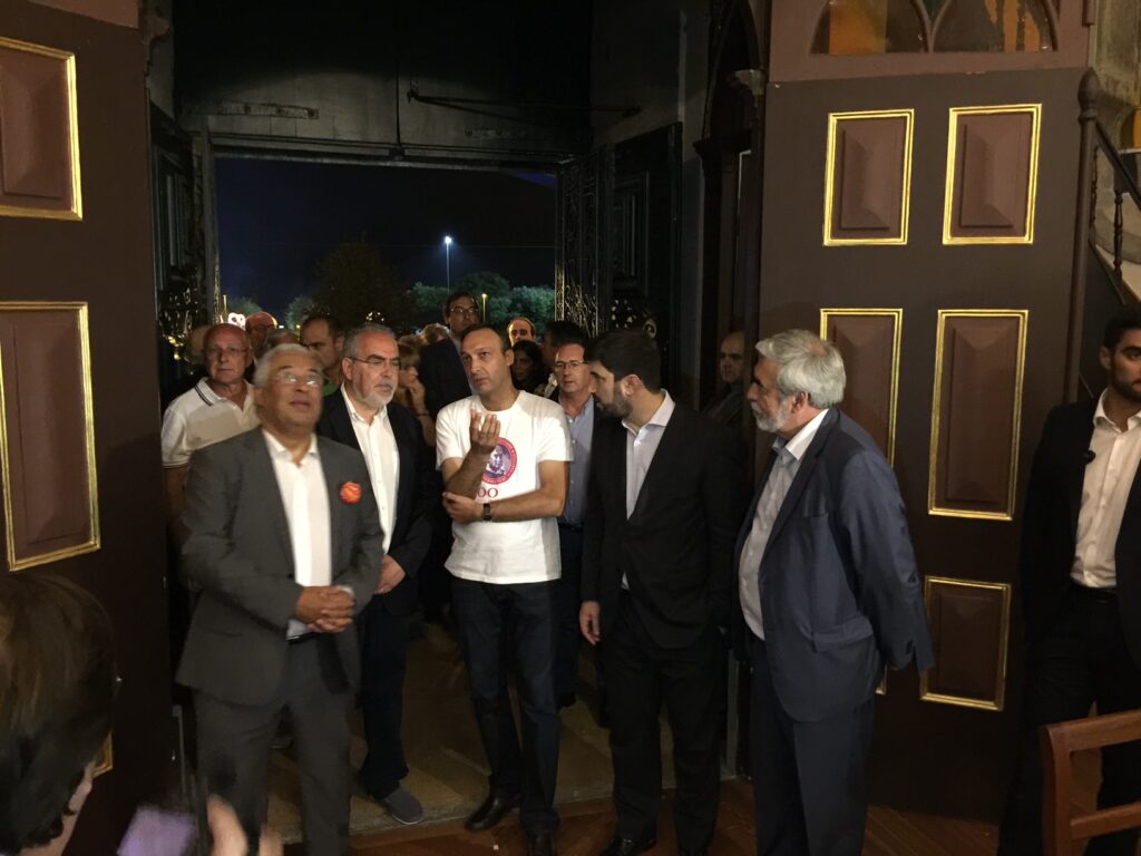 Anrtónio Costa ajuda a fazer tapetes, tira selfies e distribui beijos e abraços na Ribeira de Viana