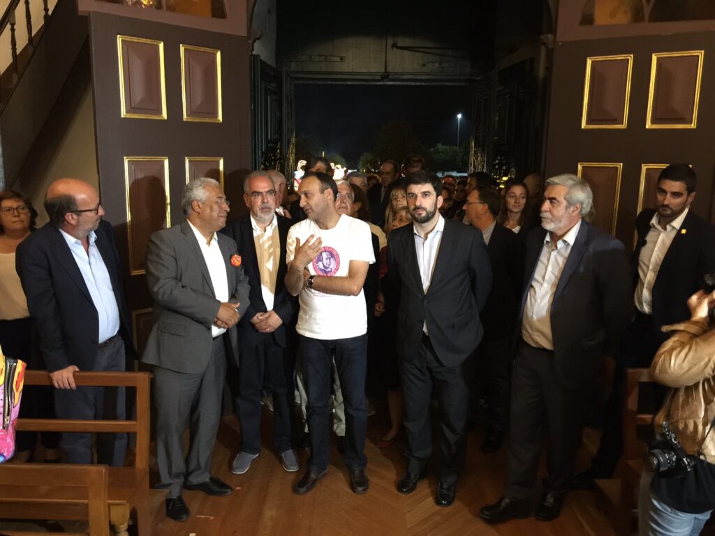 Anrtónio Costa ajuda a fazer tapetes, tira selfies e distribui beijos e abraços na Ribeira de Viana