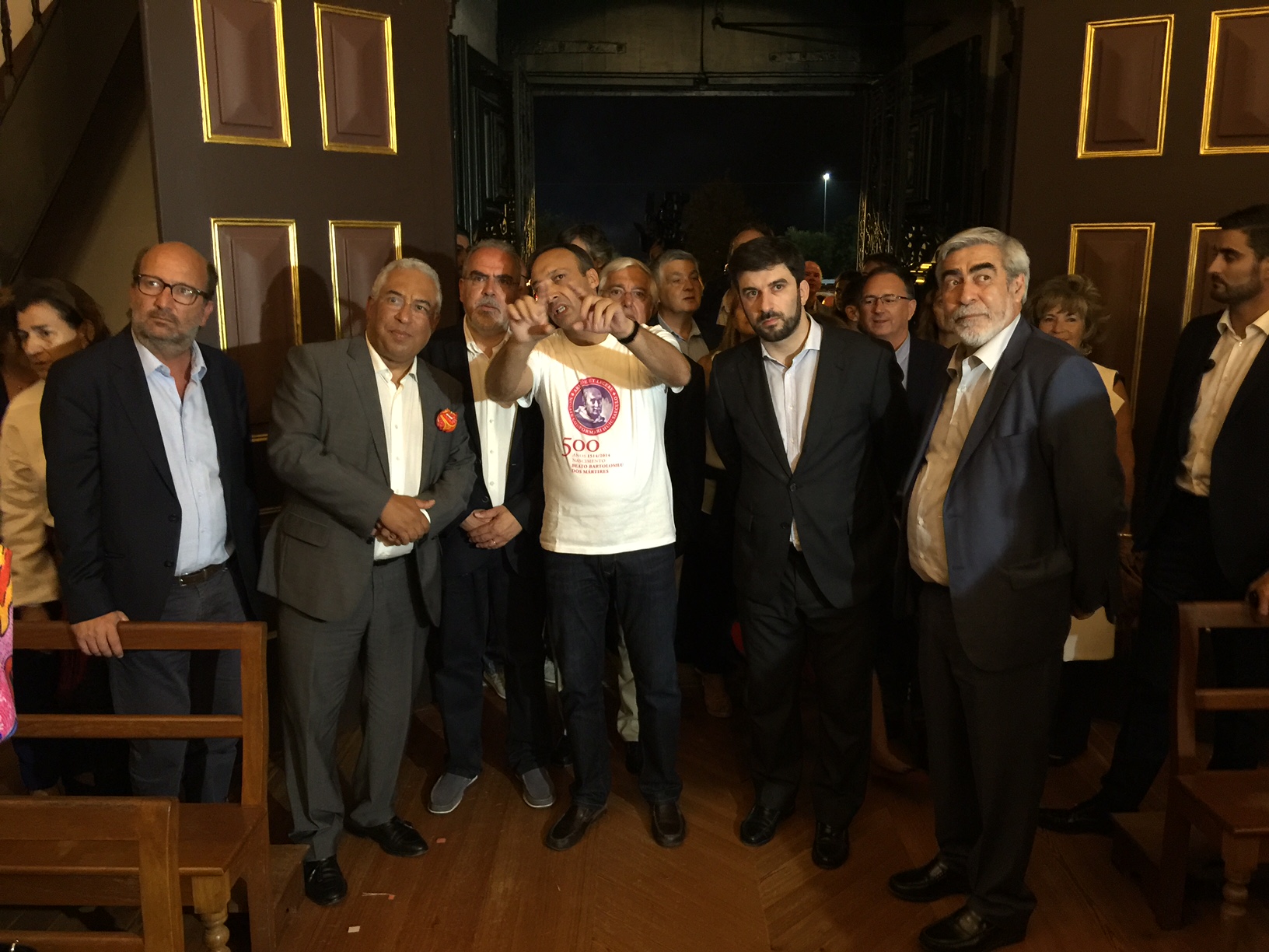 Anrtónio Costa ajuda a fazer tapetes, tira selfies e distribui beijos e abraços na Ribeira de Viana