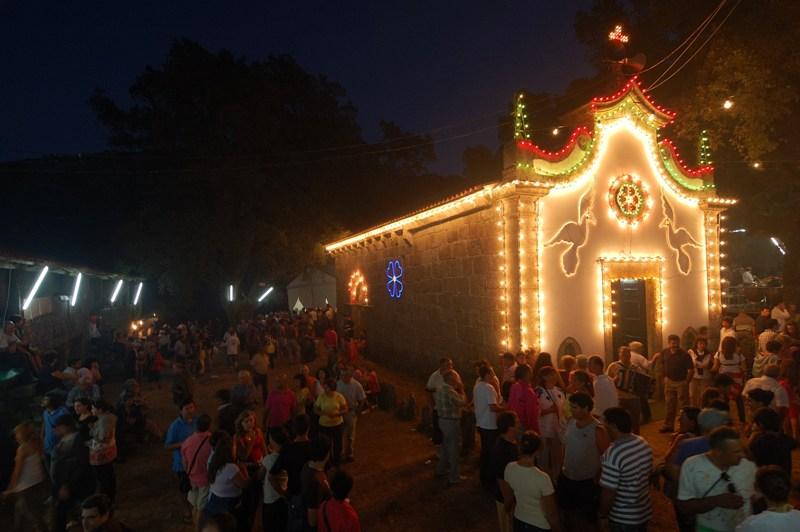 Romaria de S. João d’Arga: milhares pedem ao santo casamento e cura para quistos e verrugas
