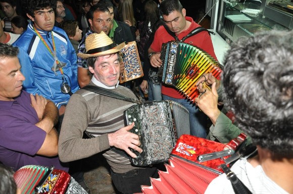 Arruada com 490 concertinas e cantadores ao desafio dão tiro de partida nas Feiras Novas