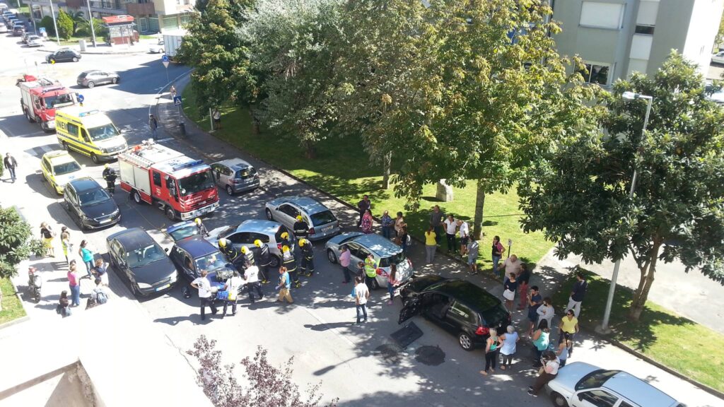 Mulher desencarcerada de viatura após acidente no centro de Viana