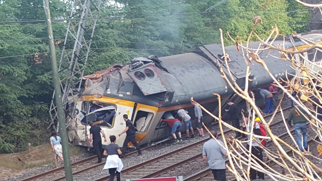 Comboio Celta com 60 passageiros descarrila na Galiza