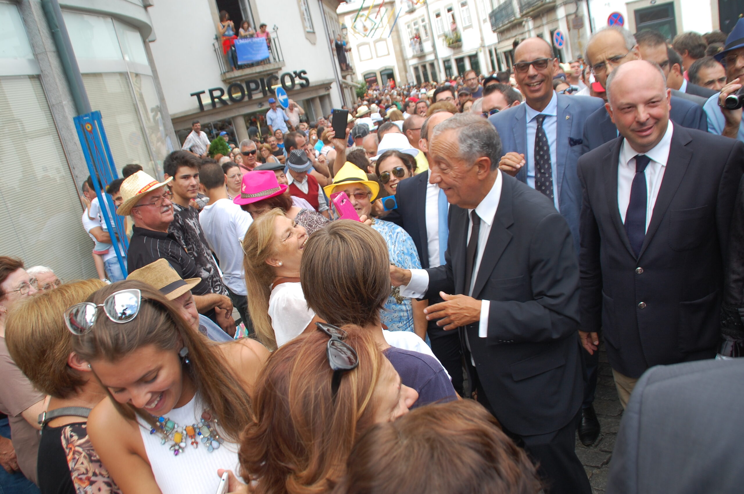 Marcelo Rebelo de Sousa recebe banho de multidão nas Feiras Novas de Ponte Lima com 250 a 300 mil pessoas