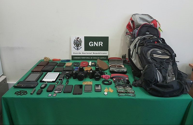 GNR recupera em Barcelos artigos roubados em praias de Viana e Caminha por homem de 64 anos e mulher de 71