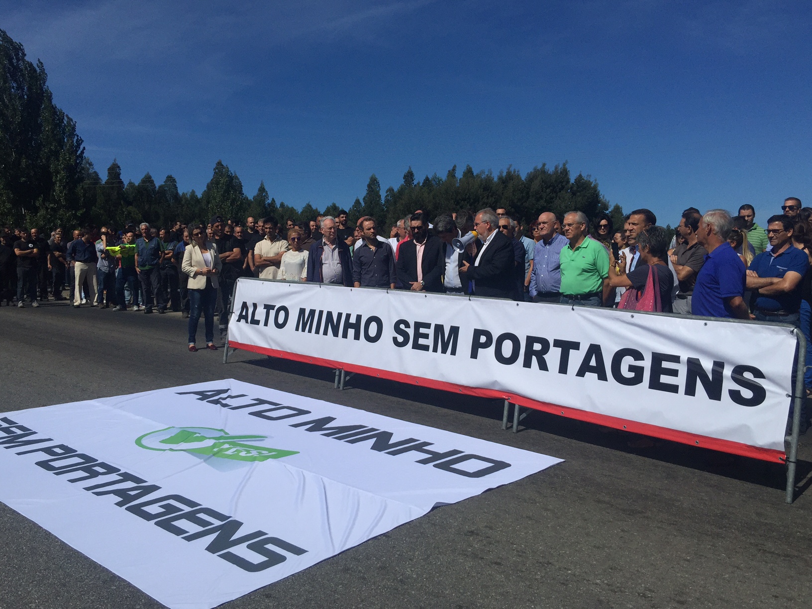 Protesto contra portagens na A28 juntou mais de uma centena de manifestantes
