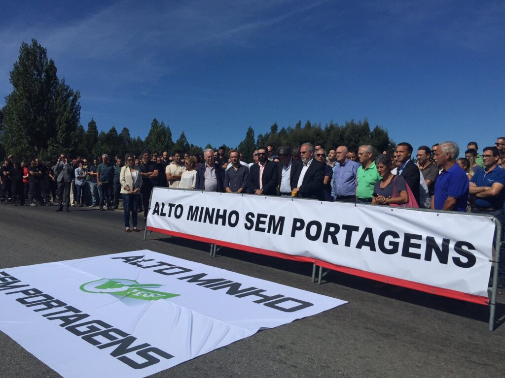 Protesto contra portagens na A28 juntou mais de uma centena de manifestantes