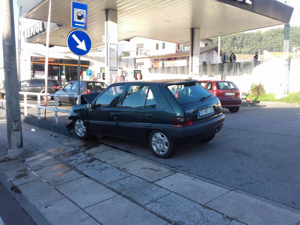 Despiste contra bomba de gasolina no centro de Viana faz um ferido grave