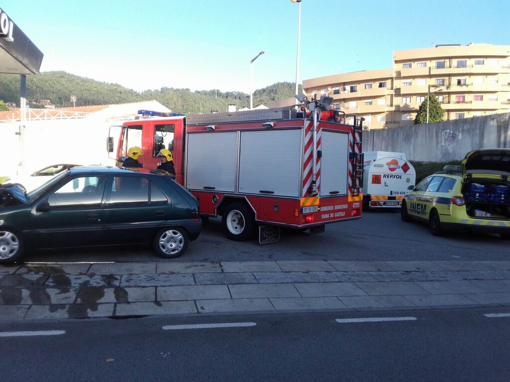 Despiste contra bomba de gasolina no centro de Viana faz um ferido grave