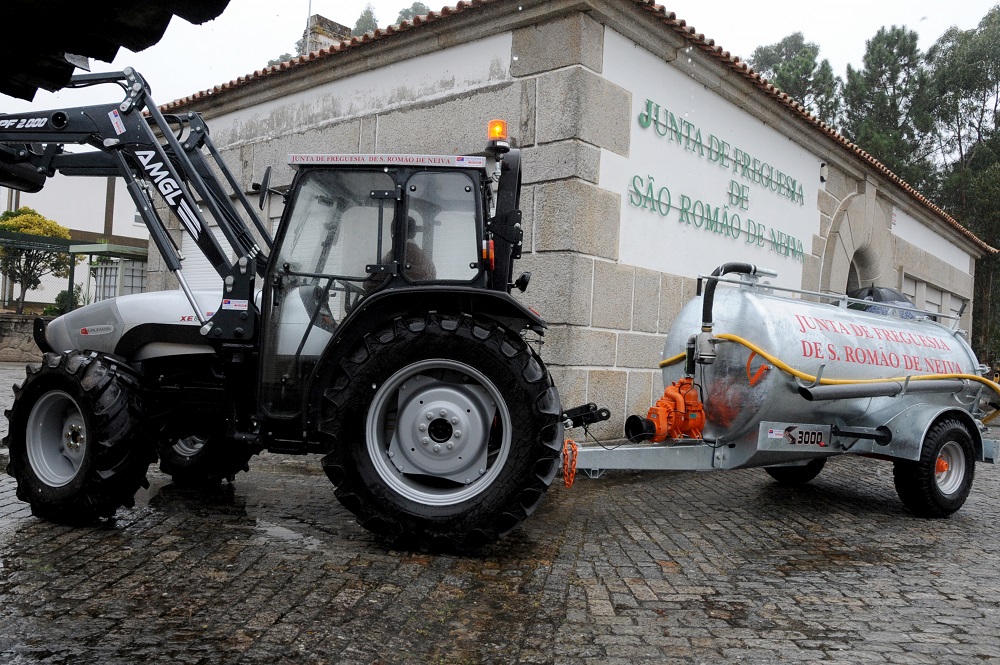 Executivo socialista inaugura reabilitação de estrada e partipa em benção de trator em São Romão do Neiva