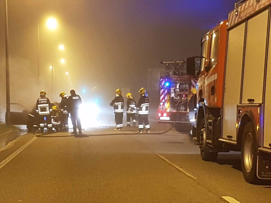 Carro que transportava criança incendeia-se e explode em Viana mas sem provocar feridos