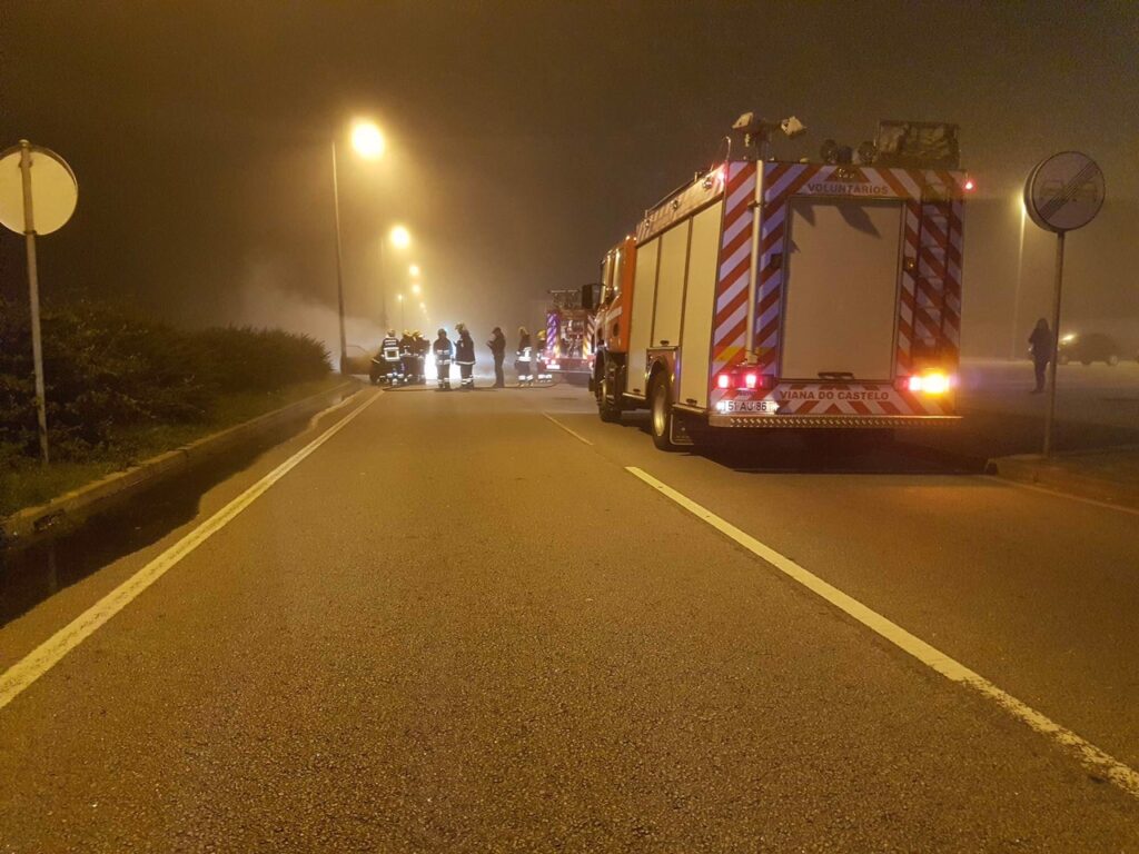 Carro que transportava criança incendeia-se e explode em Viana mas sem provocar feridos