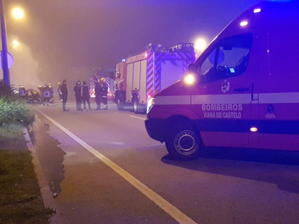 Carro que transportava criança incendeia-se e explode em Viana mas sem provocar feridos