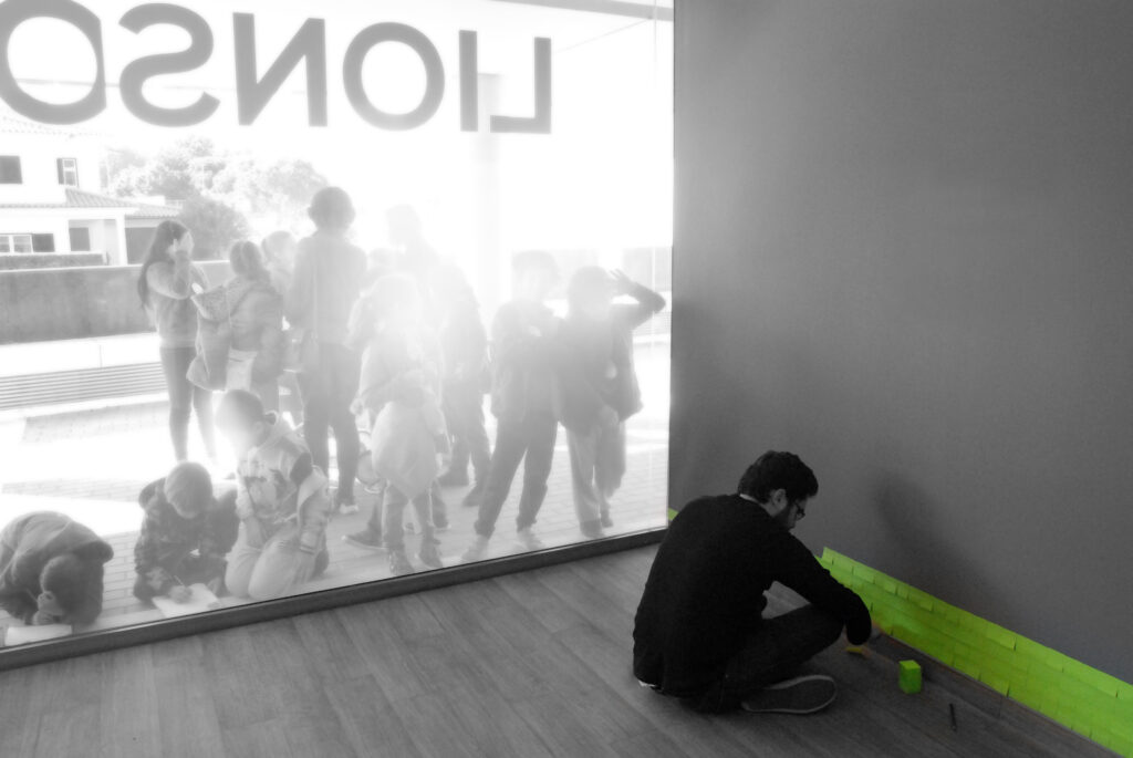 Mural com três metros de altura e 5.000 ‘post-it’s’ homenageia Fernando Pessoa