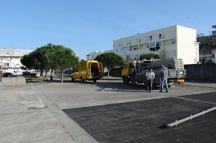 Depósitos reciclados formam árvore de Natal com cinco toneladas no bairro do Fomento em Darque