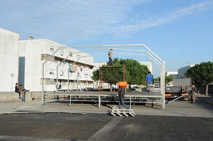 Depósitos reciclados formam árvore de Natal com cinco toneladas no bairro do Fomento em Darque