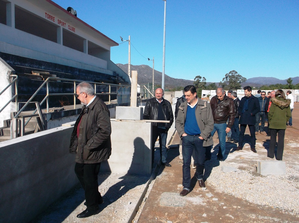 Executivo municipal visitou obras do campo de jogos das Monções, na União de Freguesias da Torre e Vila Mou