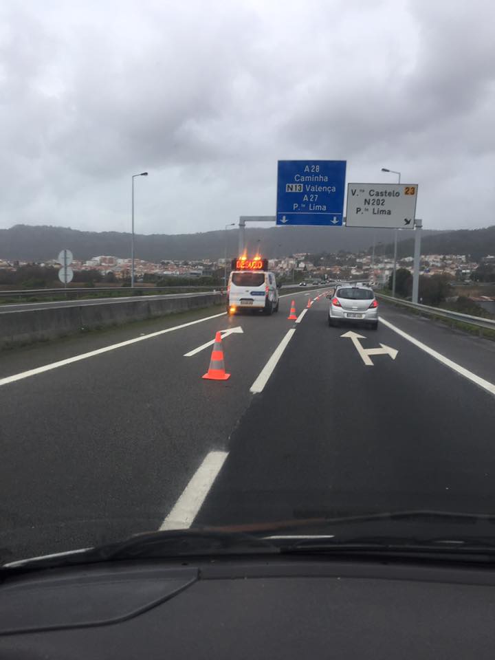 A28 cortada na zona da Meadela devido à queda de um painel de sinalização