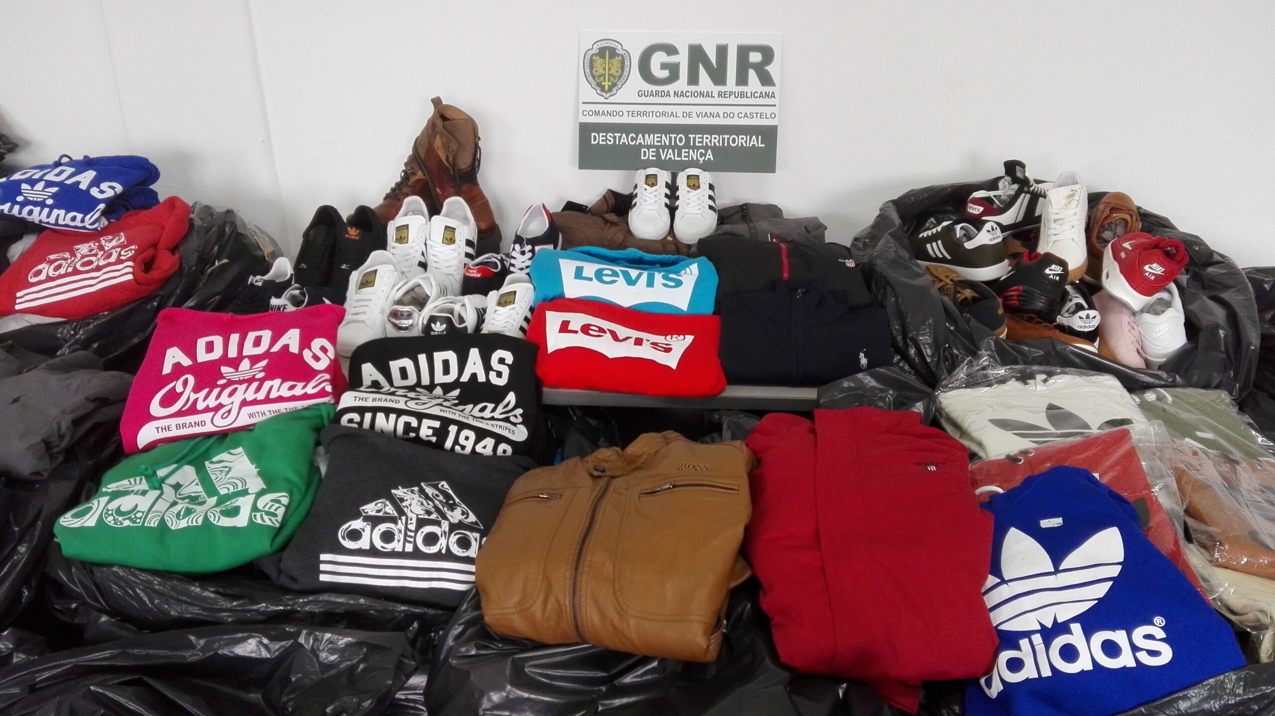 GNR apreende na feira de Cerdal mais de 44 mil euros em contrafação