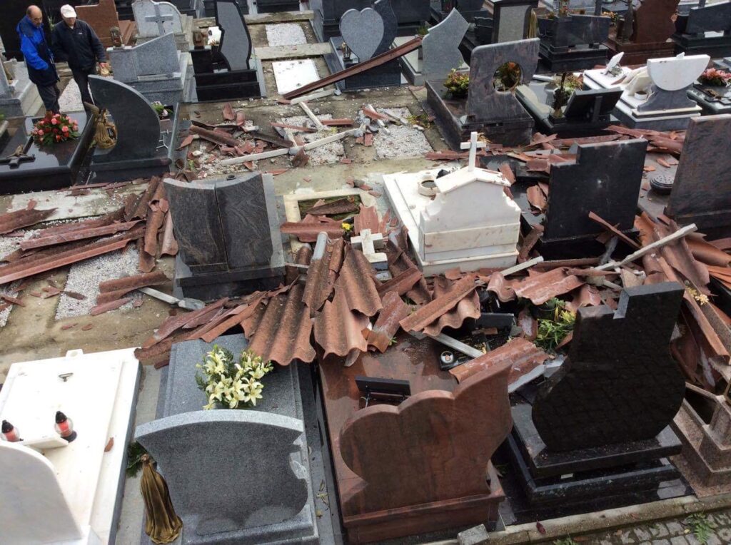 Alvarães: Vento levantou telhados de 12 jazigos que danificaram cerca de 10 campas