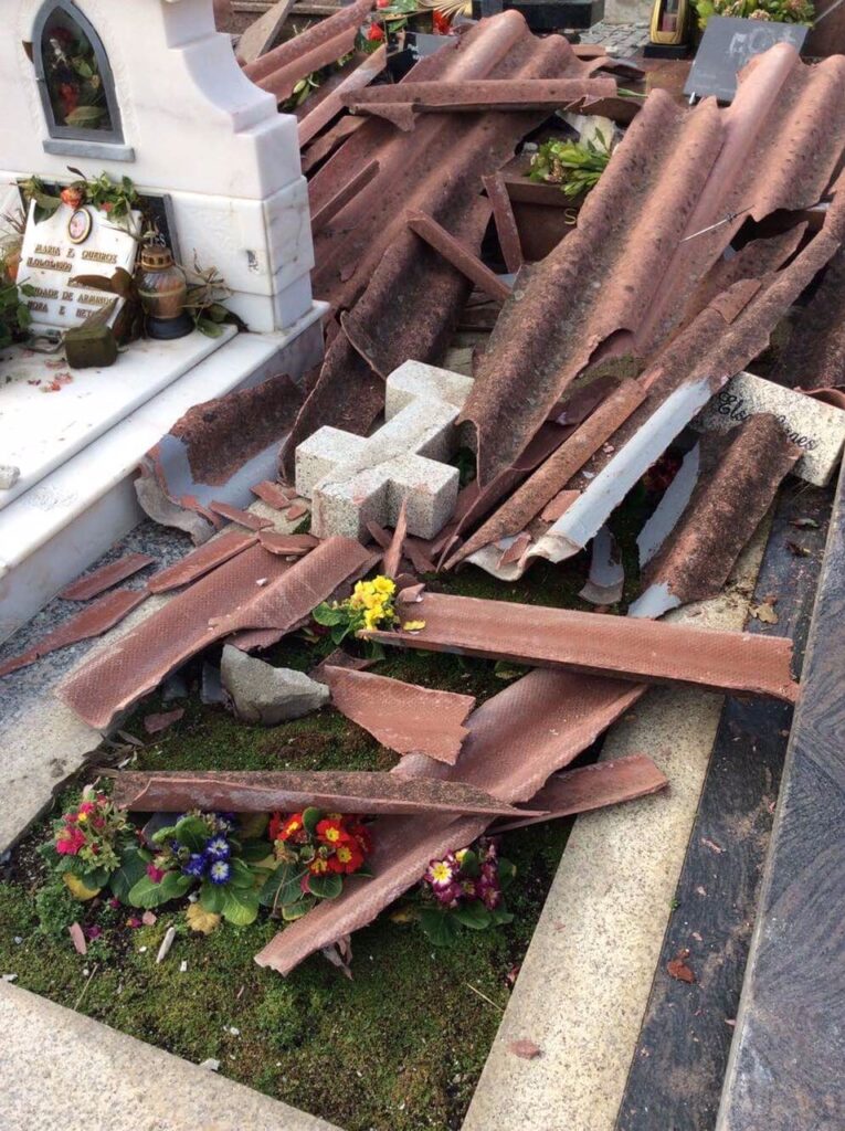 Alvarães: Vento levantou telhados de 12 jazigos que danificaram cerca de 10 campas