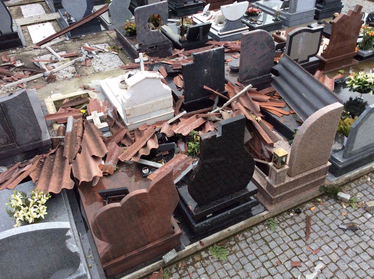 Alvarães: Vento levantou telhados de 12 jazigos que danificaram cerca de 10 campas