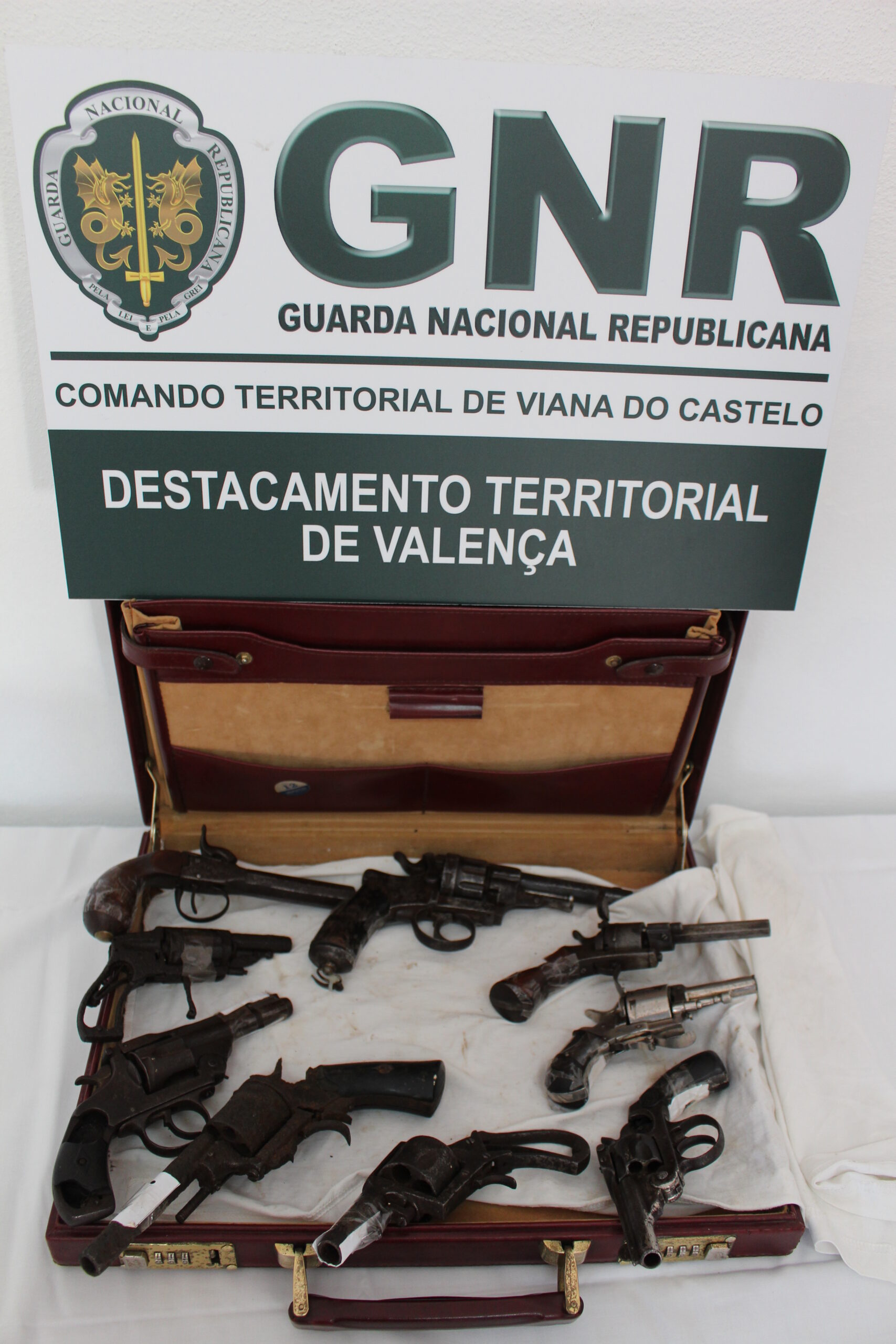 GNR detém em Valença um homem de 63 anos por posse e tráfico de armas proibidas