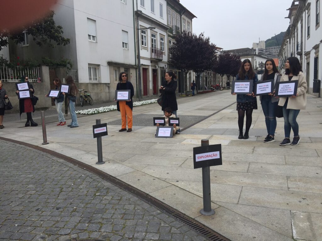 Ação pacífica no centro de Viana sensibilizou para utilização de animais nos circos