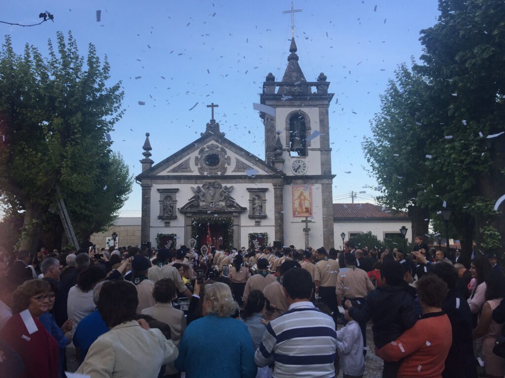Centenas de pessoas assistem recolha das cruzes na Igreja da Meadela
