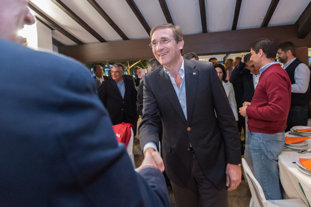 Passos Coelho comemora 1º de maio em Viana e diz que desemprego caiu e emprego aumentou com o anterior governo