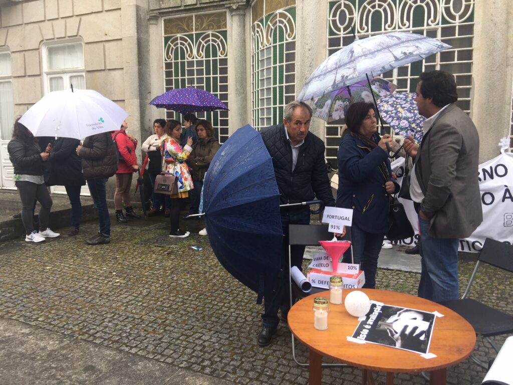 Cerca de 30 pais de Viana em protesto contra cortes no apoio a crianças com deficiência