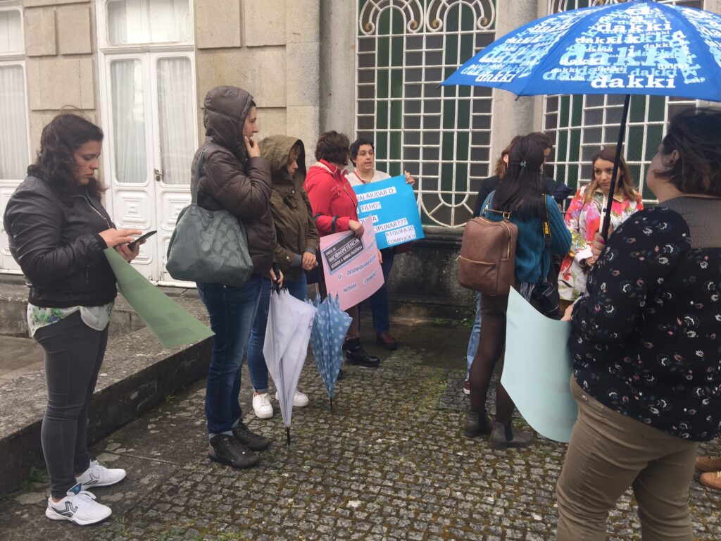 Cerca de 30 pais de Viana em protesto contra cortes no apoio a crianças com deficiência