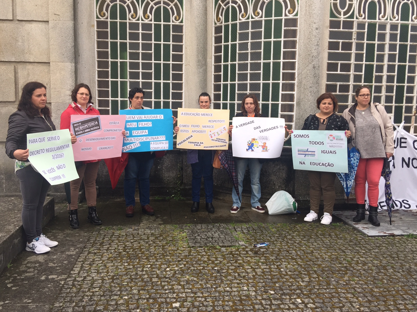 Cerca de 30 pais de Viana em protesto contra cortes no apoio a crianças com deficiência