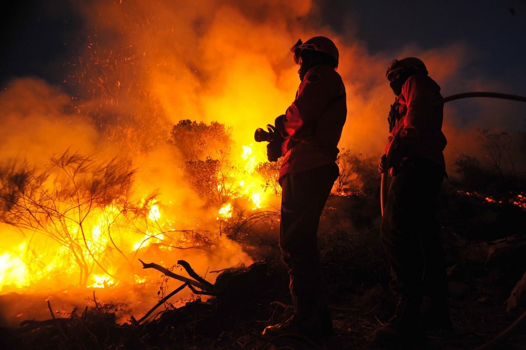 Mais um lar evacuado em Monção onde quase metade do território está a arder