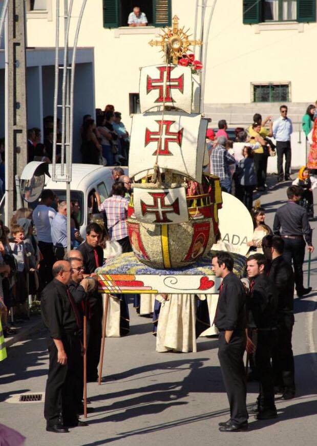 Alvarães cria roteiro para mostrar arte popular da confeção dos andores floridos