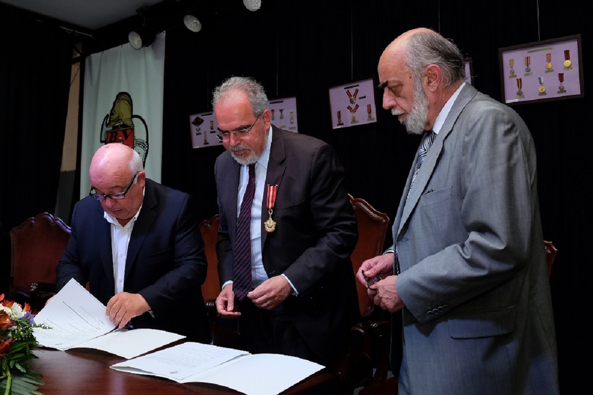 Presidente da Câmara homenageado pelos Bombeiros Voluntários de Viana
