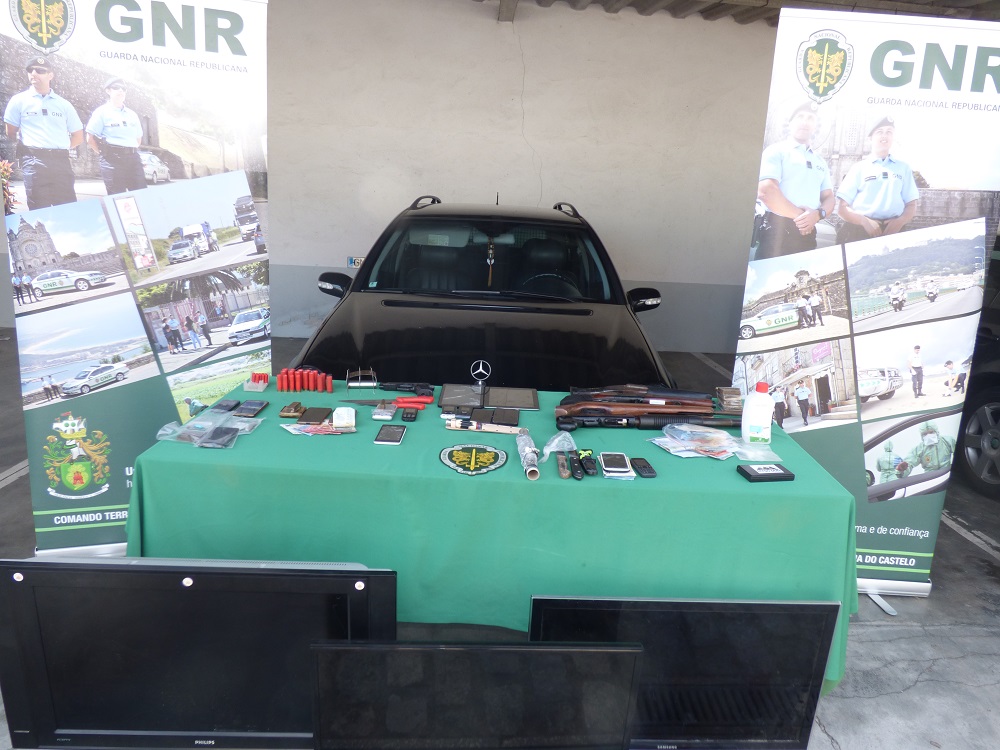 ALTO MINHO : GNR detém nove pessoas e aprende armas e mais de 1.200 doses de drogas