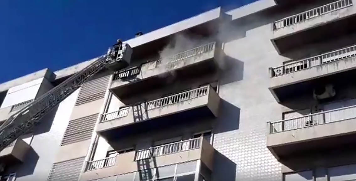 Dois idosos feridos em incêndio no 5ºandar de prédio na Avenida Afonso III