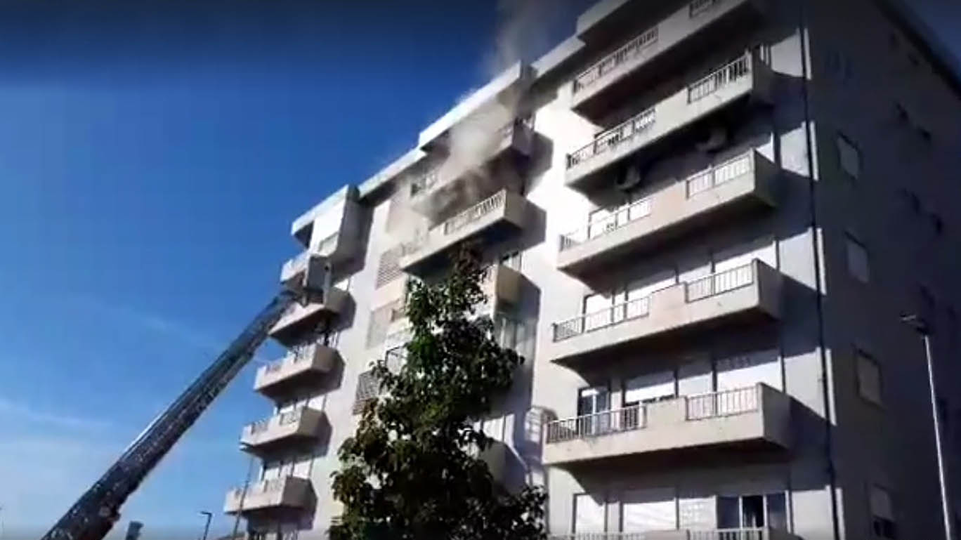 Idosa desalojada após incêndio em apartamento de prédio na Avenida Afonso III