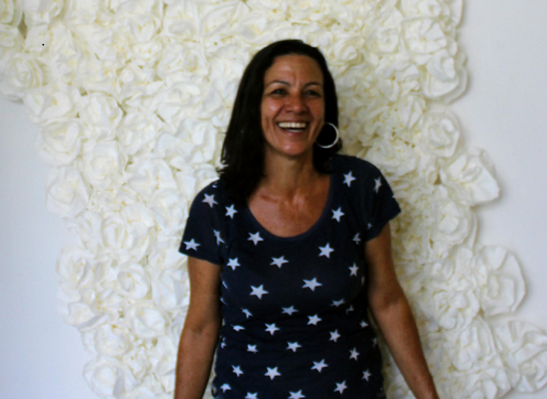 Artista brasileira cria peça de arte com 300 flores feitas com papel higiénico de empresa de Viana