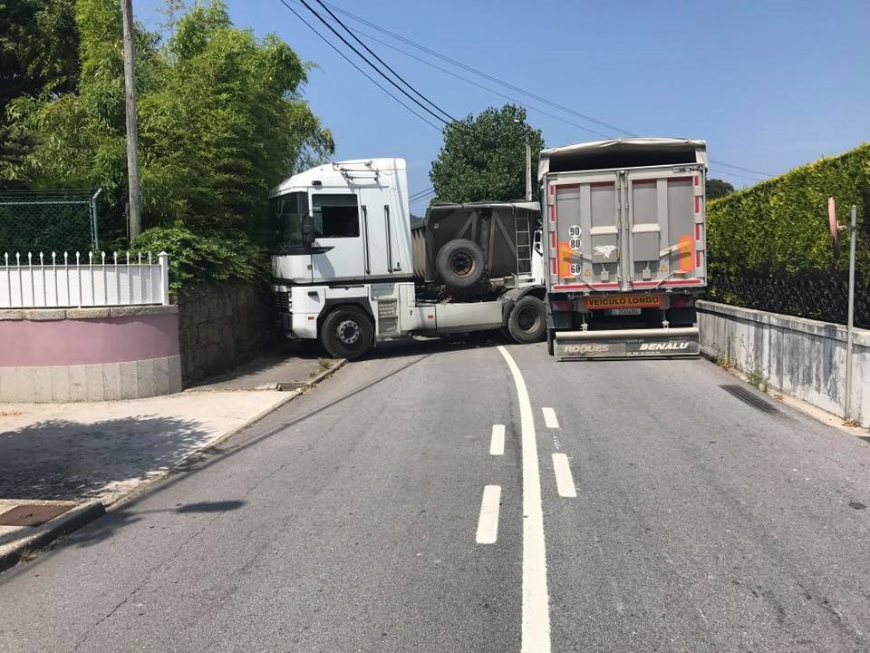 Colisão de camiões corta trânsito na rua dos Cruzeiros, em Alvarães