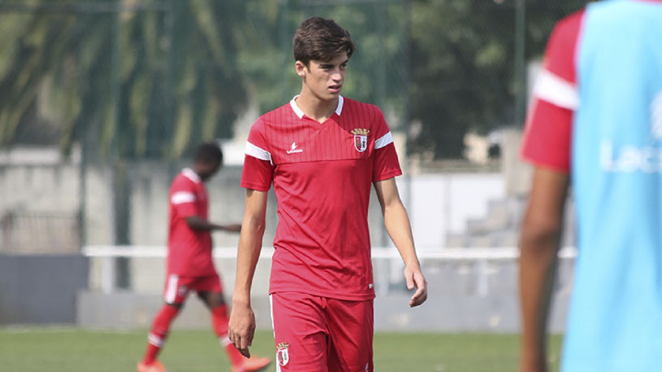 João Queirós a caminho da Alemanha para assinar pelo Colónia